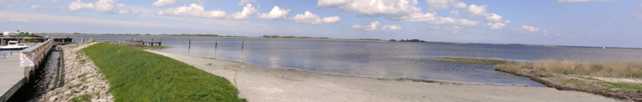 Ein kleiner Badestrand beim Yachthafen